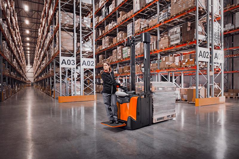 Как выбрать штабелер для склада: полное руководство