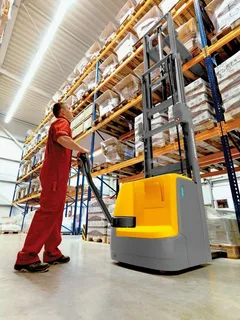 Штабелер для склада: назначение, виды и критерии выбора