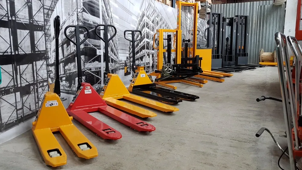 Гидравлические тележки и штабелёры: в чём разница и что лучше для склада? Гидравлические тележки и штабелёры: в чём разница и что лучше для склада?